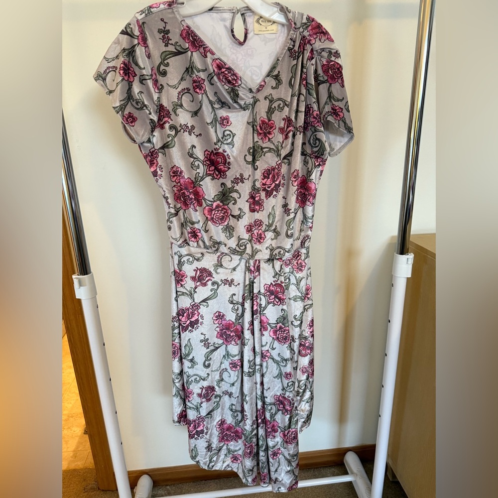 V-Neck Pink Floral Midi Dress in Gray